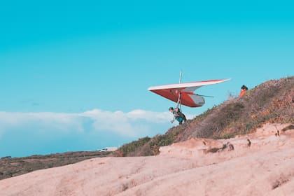 Un ala delta sin motor deben lanzarse desde zonas altas, como colinas o montañas