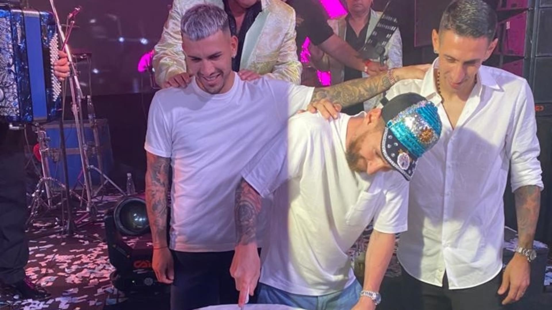 Un alfajor gigante de Merengo (que llevaron de regalo Los Palmeras) en la fiesta que organizó Messi en Rosario para festejar el mundial