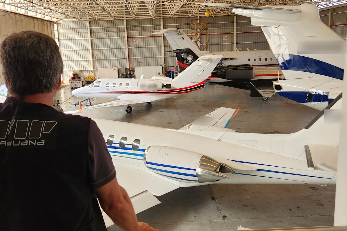 Un allanamiento de la AFIP en un hangar con aviones privados