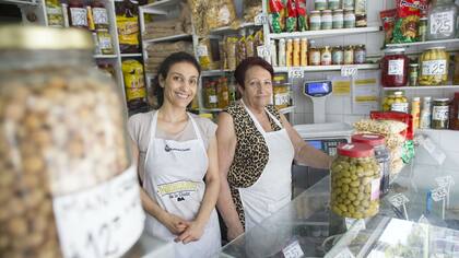 Un almacén bien surtido en el mercado de Primera Junta