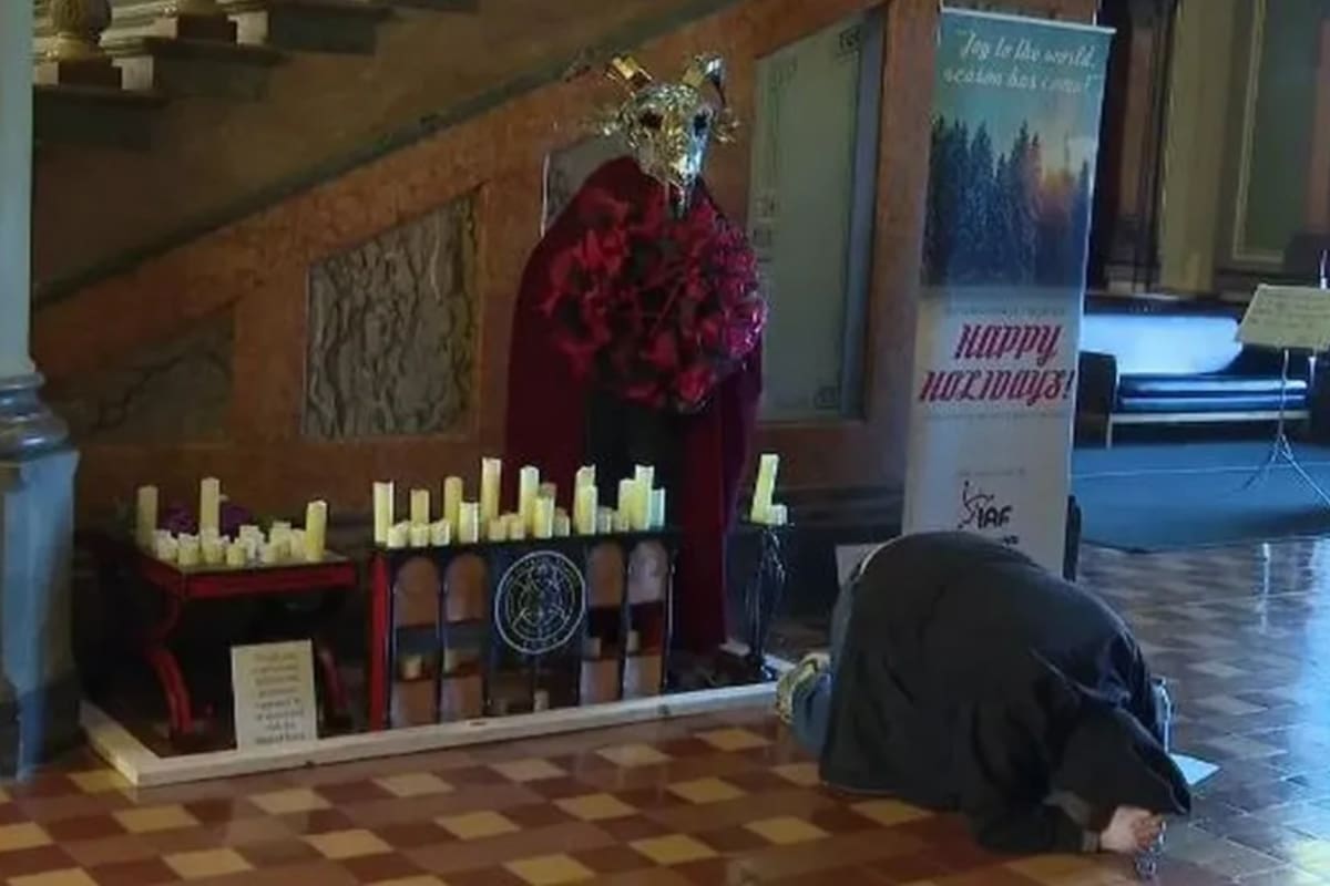 Un altar dedicado al Templo Satánico, una religión no teísta en Estados Unidos