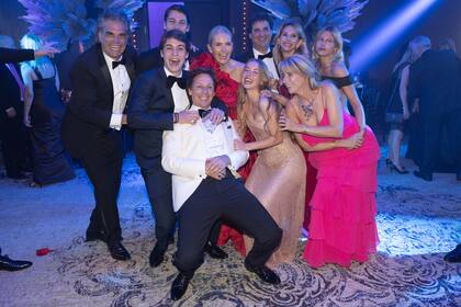 Un alto en el dancing para la foto con el círculo íntimo