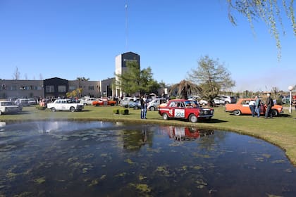 Un alto en la travesía, un estacionamiento singular: el hotel fue descanso para los binomios, y el parque, para las máquinas, en Goya, Corrientes.