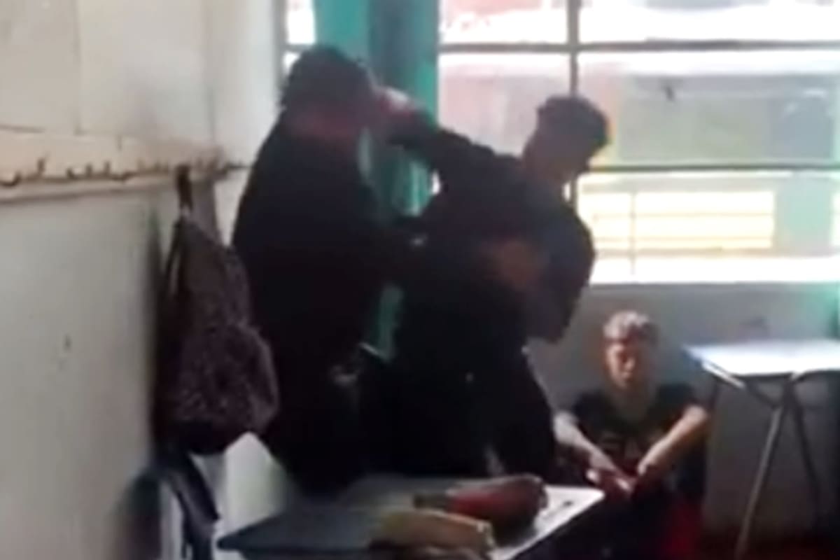 Un alumno golpeó a su profesor en plena clase y fue grabado por un compañero