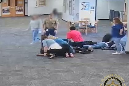 Un alumno golpeó brutalmente a su maestra y la dejó inconsciente