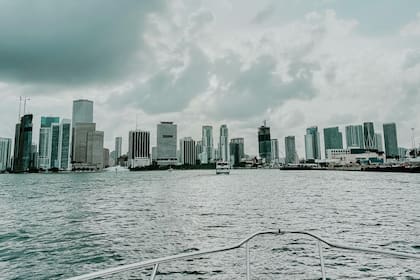 Un ambiente con nubosidad considerable y fuertes vientos caracteriza el clima del viernes en Miami