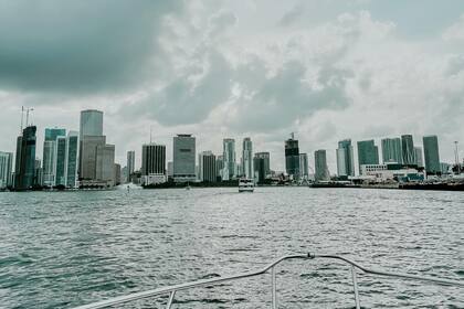 Un ambiente con nubosidad considerable y fuertes vientos caracteriza el clima del viernes en Miami