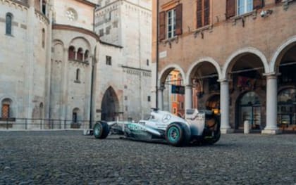 Un ambiente de estilo muy europeo eligió la casa de remates para anunciar la venta del coche, una de las atracciones de un fin de semana intenso de Fórmula 1 en Las Vegas.