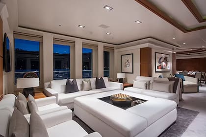 Un amplio living comedor con grandes ventanas y mucha iluminación se convierte en uno de los ambientes más queridos del barco