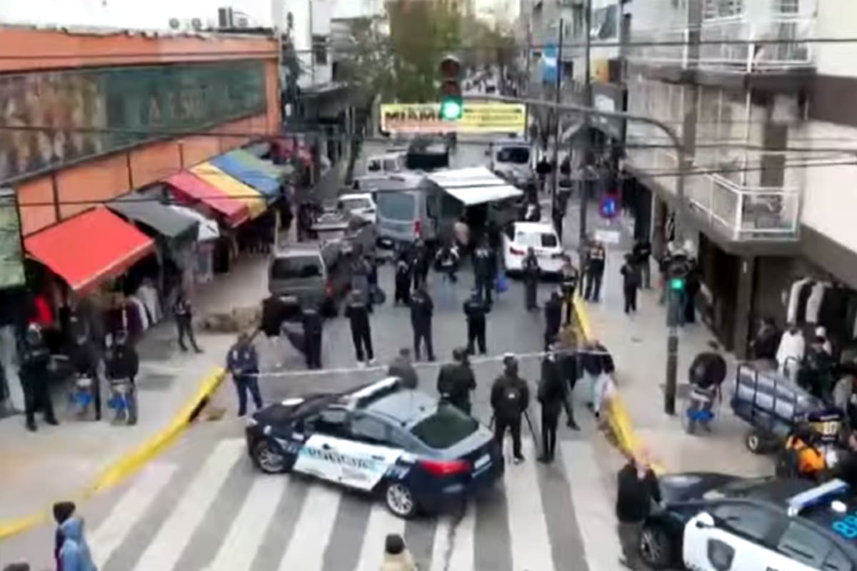 Un amplio operativo de control migratorio encabezado por la Policía Federal Argentina (PFA) y la Dirección Nacional de Migraciones (DNM) sorprendió al barrio porteño de Flores