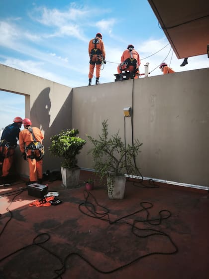 Un amplio operativo de rescate se desplegó este martes en el barrio porteño de Caballito