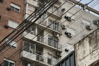 Rescataron a una mujer que quería tirarse desde la terraza de un edificio de diez pisos
