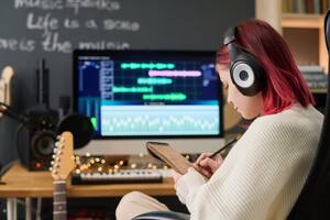 Un análisis a 680.000 horas de sonidos en repositorios creados para educar a inteligencias artificiales revela contenido ofensivo y no autorizado, como ya sucede con textos e imágenes