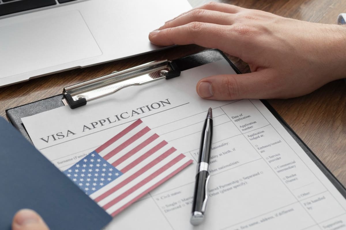 Un análisis basado en datos oficiales reveló que el atraso del Uscis alcanzó un récord histórico de 11,6 millones de casos pendientes al cierre del año fiscal 2025