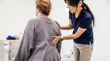 Un análisis del Estudio de la Carga Global de Enfermedad de 2021 reveló que las mujeres padecían más dolor lumbar que los hombres, y que esta brecha aumentaba con la edad