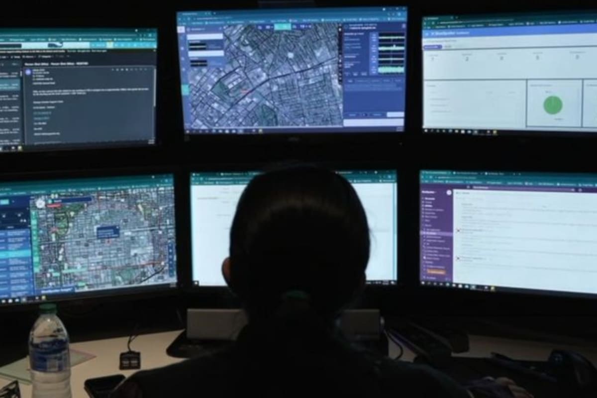 Un analista de ShotSpotter en una estación de trabajo