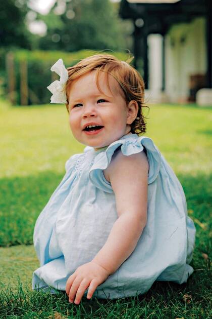 Un año después de su nacimiento se conoció la primera foto de Lilibet, donde la vemos con un tierno vestido celeste y un gran moño blanco en el pelo.
