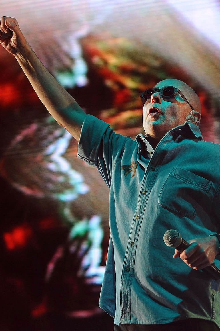 Un año después de su último recital, en el que murieron dos personas, el Indio Solari prepara el lanzamiento de un nuevo álbum pero no volverá a los escenarios