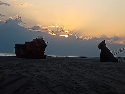 Un antiguo barco encallado en la costa, uno de los atractivos locales.