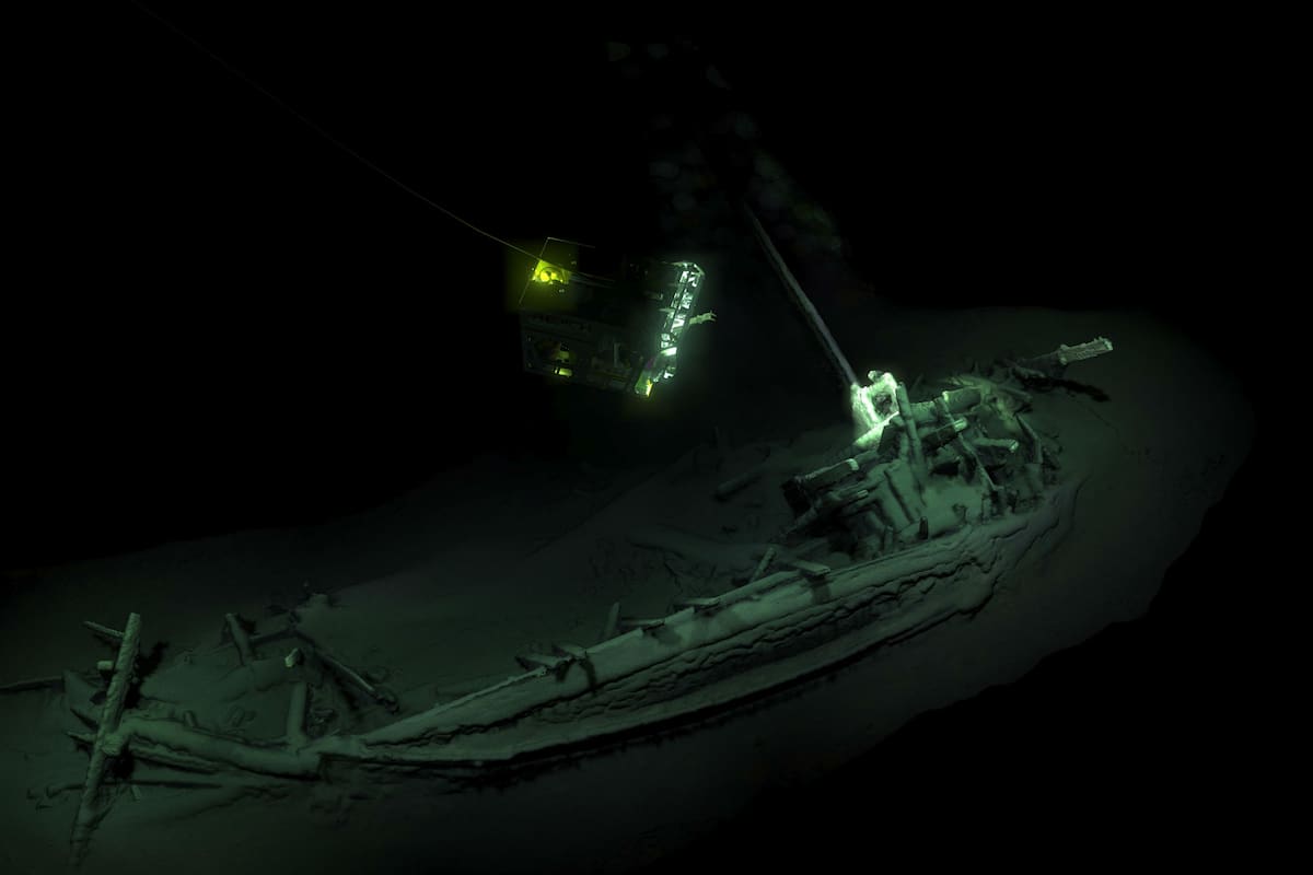 Un antiguo barco mercante griego que tiene más de 2400 años de antigüedad se ha encontrado prácticamente intacto en el fondo del Mar Negro