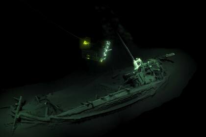 Un antiguo barco mercante griego que tiene más de 2400 años de antigüedad se ha encontrado prácticamente intacto en el fondo del Mar Negro
