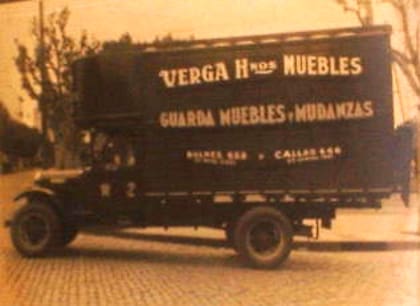 Un antiguo camión de la mudadora