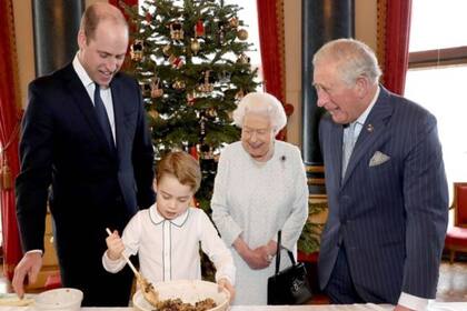Un antiguo chef del Palacio de Buckingham reveló los alimentos que no pueden comer el duque de Cambridge, la reina Isabel II, el príncipe Carlos y el pequeño George