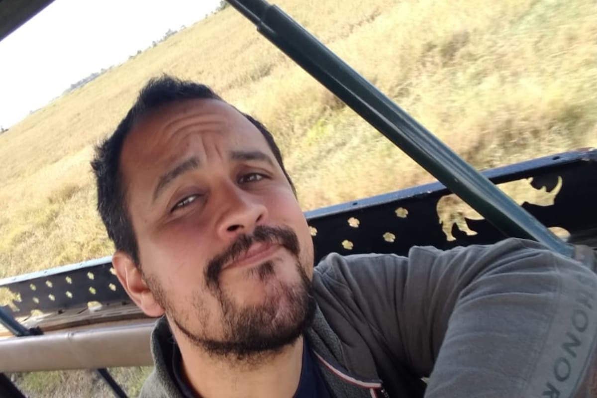 Un antropólogo argentino quedó varado en Kenia, donde en plena cuarentena por el coronavirus ahora llegó una plaga de langostas.