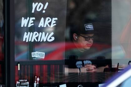 Un anuncio de un puesto vacante es exhibido en la ventana de un restaurante en Schaumburg, Illinois, el viernes 1 de abril de 2022. (AP Foto/Nam Y. Huh)