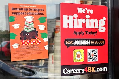Un anuncio sobre oferta de empleo es exhibido en un restaurante en Wheeling, Illinois, el jueves 16 de mayo de 2024. (AP Foto/Nam Y. Huh)