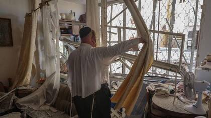 Un apartamento en Kiryat Yam, un suburbio israelí de Haifa, dañado por un cohete de Hezbolá el martes