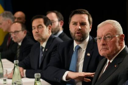 Un aparte en la Conferencia de Seguridad de Munich: desde la derecha, el enviado especial de EE.UU. Keith Kellogg; el vicepresidente de Estados Unidos, JD Vance y el secretario de Estado de Estados Unidos, Marco Rubio, se reúnen con el presidente de Ucrania, Volodimir Zelenskyy, el 14 de febrero