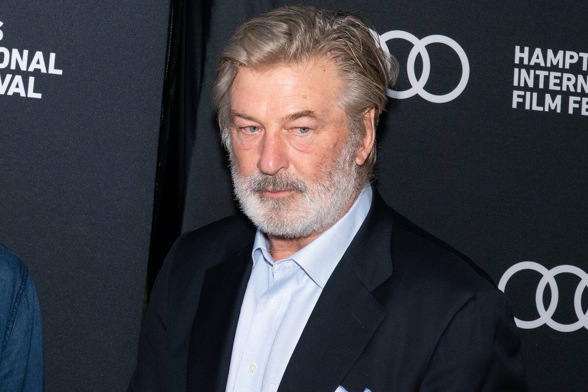Un apesadumbrado Alec Baldwin se prepara para un largo desfile por los tribunales de Los Angeles