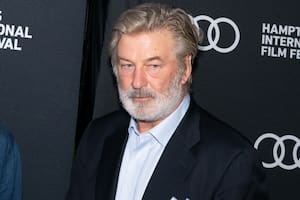Un apesadumbrado Alec Baldwin se prepara para un largo desfile por los tribunales de Los Angeles