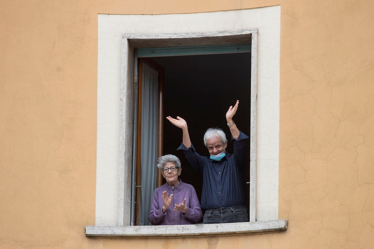 (Un aplauso para Italia) en el distrito de Garbatella en Roma