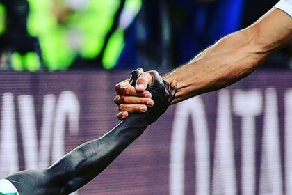 Un apretón de brazos entre un senegalés y un polaco, la imagen más viral de Rusia 2018.