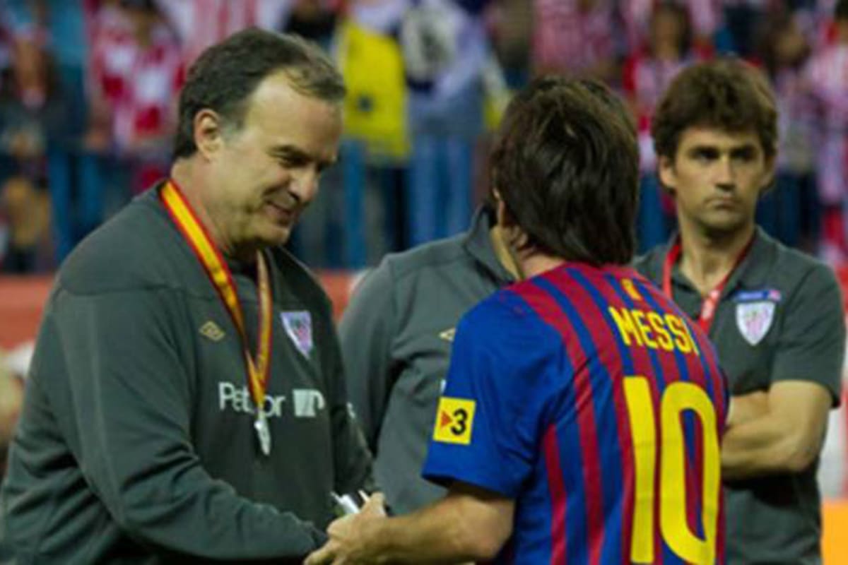 Un apretón de manos de dos rosarinos surgidos de Newell´s Old Boys: Marcelo Bielsa, entonces entrenador de Athletic de Bilbao, y Lionel Messi, estrella de Barcelona.