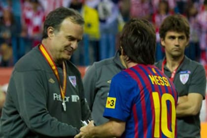 Un apretón de manos de dos rosarinos surgidos de Newell´s Old Boys: Marcelo Bielsa, entonces entrenador de Athletic de Bilbao, y Lionel Messi, estrella de Barcelona.