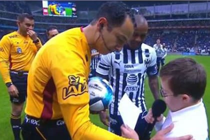 Un árbitro de la Liga de México tuvo un gesto con un niño con Síndrome de Down