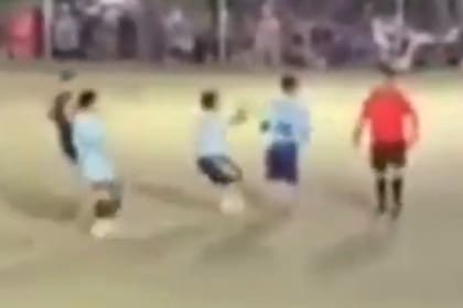Un árbitro del fútbol amateur en Neuquén desató una batalla campal tras pegarle una trompada a un hincha sobre el final del encuentro que enfrentaba a los equipos de La Cuadra y La Jarrita