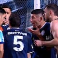 Iba a amonestar a un futbolista por jugar sin camiseta, pero el VAR intervino y terminó cobrando penal