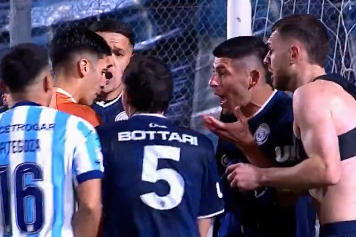 Un árbitro estaba por amonestar a un futbolista por jugar sin camiseta y terminó cobrando penal