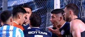 Iba a amonestar a un futbolista por jugar sin camiseta, pero el VAR intervino y terminó cobrando penal