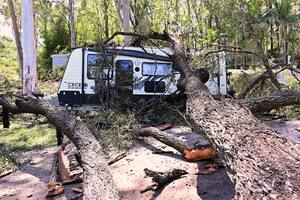 Un árbol caído sobre una casa rodante, el martes 26 de diciembre de 2023, cerca de Gold Coast, Australia. (Dave Hunt/AAP Image via AP)