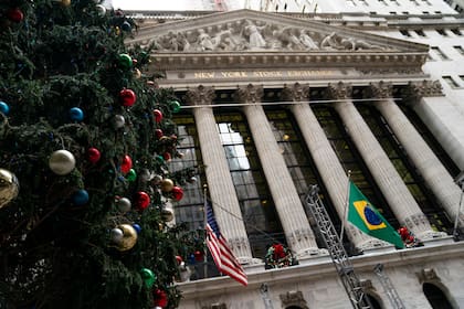 Un árbol de Navidad gigante afuera de la Bolsa de Valores de Nueva York, el martes 30 de noviembre de 2021, en Nueva York. (Foto AP/John Minchillo)