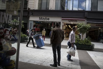 Un "arbolito", en la calle Florida, a la espera de clientes