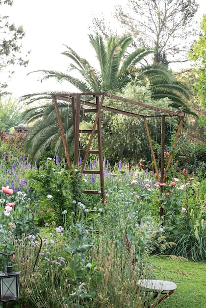 Un arco hace de entrada a otro sector del jardín, invitando a seguir el recorrido.