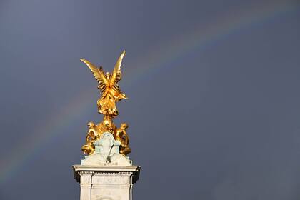 Un arco iris detrás del Victoria Memorial frente al Palacio de Buckingham luego de la muerte hoy de la reina Isabel II en Balmoral, el 8 de septiembre de 2022 en Londres, Inglaterra