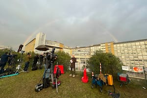 Un arcoíris brilla sobre la Policlínica Agostino Gemelli en Roma, el martes 18 de febrero de 2025, donde fue hospitalizado el papa Francisco