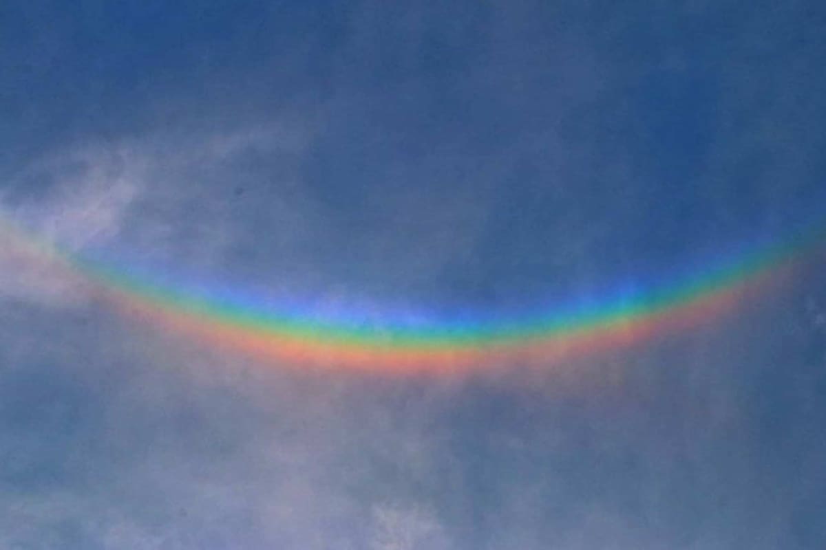 Un arcoiris con forma de sonrisa le dio algo de esperanza a los italianos que luchan contra la pandemia del coronavirus